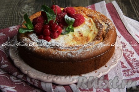 Немного остудить ватрушку, достать из формы и украсить свежими ягодами.