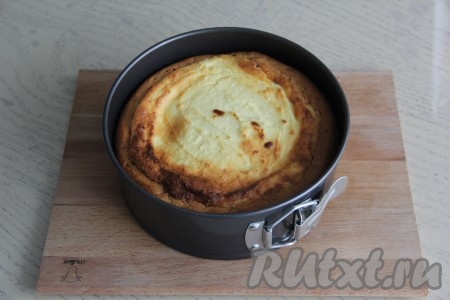 Поставить форму с ленивой ватрушкой с творогом в холодную духовку! Выставить температуру 190 градусов и выпекать 50 минут.