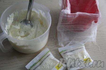 К творожной массе добавить смесь шоколада и сливок, пробить блендером до однородности.
