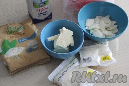 Подготовить продукты для приготовления творожной пасхи с кокосовой стружкой. Масло нужно достать заранее, чтобы оно размягчилось при комнатной температуре.