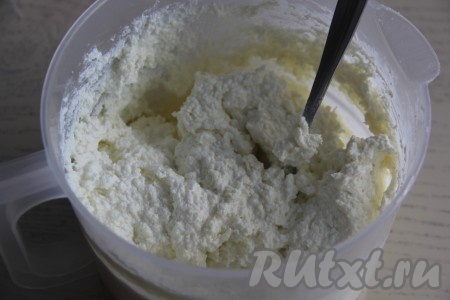 Перемешать творожно-кокосовую массу ложкой.