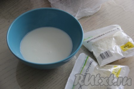 Сливки налить в сотейник и довести на огне до кипения, снять с огня, затем влить в шоколад, поломанный на небольшие кусочки, перемешать до полного растворения шоколада.