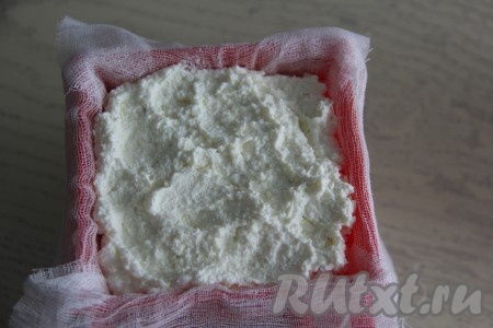 Форму для формирования пасхи выстелить марлей, сложенной в 2 слоя (застилать форму надо так, чтобы края марли свисали с её краёв), выложить творожно-кокосовую массу.