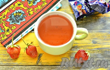 Напиток получается очень вкусным, с приятным клубничным ароматом. Разлить компот в стаканы или чашки и с удовольствием наслаждаться замечательным напитком! Вот так быстро и просто можно сварить компот из замороженной клубники. 