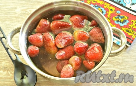 Когда сахар полностью растворится, выложить в кастрюлю замороженную клубнику (размораживать ягоды не нужно).