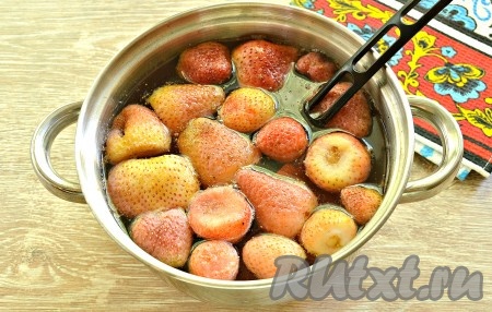 На среднем огне довести воду с клубникой и сахаром до кипения (у меня вода с ягодами закипала в течение 7 минут), попробовать на вкус, возможно, сахара понадобится больше (многое зависит от сладости ягод и ваших вкусовых предпочтений), а затем проварить клубничный компот на минимальном огне 2-3 минуты.