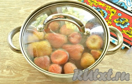 Затем выключить огонь, кастрюлю накрыть крышкой и оставить до полного остывания. В принципе, компот из замороженной клубники готов. Я обычно остывший компот переливаю в стеклянную банку и убираю в холодильник на несколько часов, чтобы он хорошо охладился и настоялся.