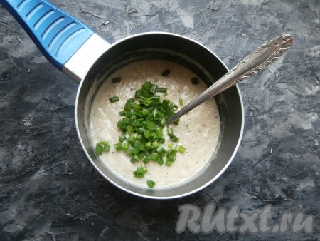 Снять готовый луковый соус с огня, добавить в него мелко нарезанный зелёный лук, перемешать и остудить.