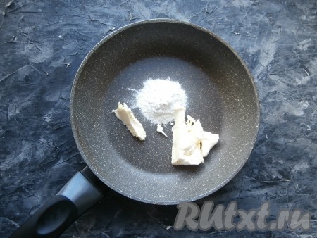 Растопить сливочное масло в сковороде, всыпать муку.