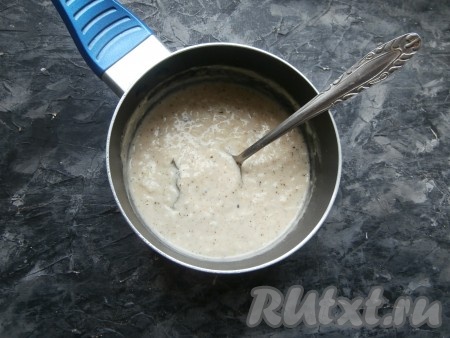 Перемешать, дать луковому соусу закипеть на среднем огне и, уменьшив огонь, проварить 2-3 минуты. Соус должен немного загустеть.