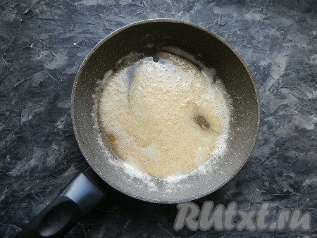 Масло и муку перемешать, после этого, помешивая, обжарить до светло-коричневого цвета на умеренном огне.
