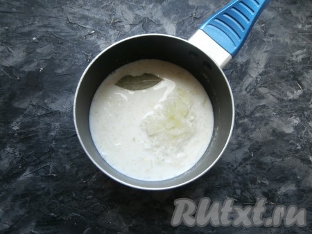 К луку влить молоко, добавить лавровый лист, поставить на огонь, перемешать, после закипания варить луково-молочную смесь на слабом огне 2-3 минуты.