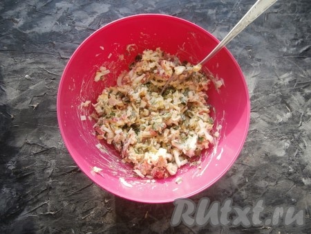 Тщательно перемешать крабово-яичную смесь.