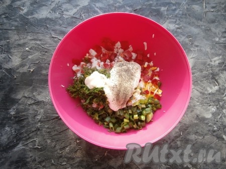 Далее добавить майонез, соль, поперчить по вкусу.