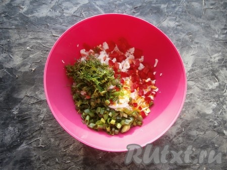 Сюда же выложить нарезанные укроп и зелёный лук (или зелень чеснока), добавить мелко нарезанный болгарский перец, заранее очищенный от семян.