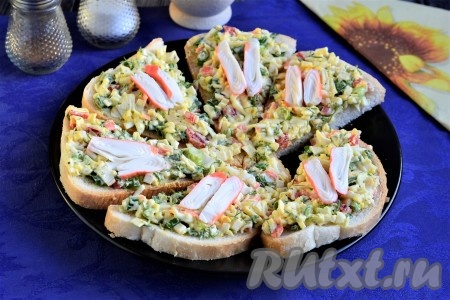Простые и очень вкусные бутерброды, приготовленные с крабовыми палочками и яйцами, подать к столу (я перед подачей каждый бутербродик украсила кусочком крабовой палочки).