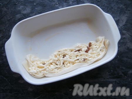 Форму для запекания (размер формы у меня - 23 см х 15 см) немного смазать сливочным маслом. Поместить заготовку в форму.
