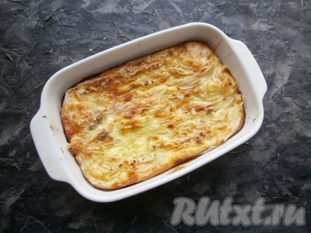 Выпекать пирог с творогом из теста фило в разогретой до 180 градусов духовке 30-40 минут (до румяности), затем достать из духовки.