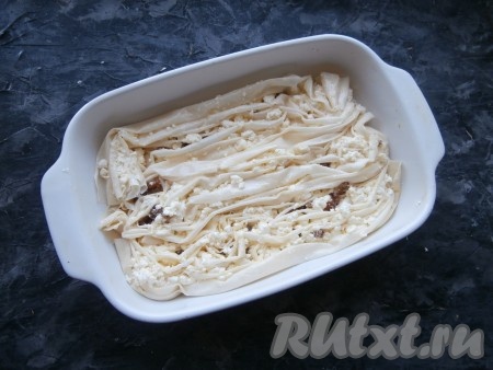 Таким же образом сформировать и выложить в форму ещё 2 заготовки из тесто фило с творогом.