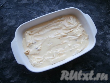 Залить полученной смесью тесто фило в форме так, чтобы заливка попала и между листами теста.