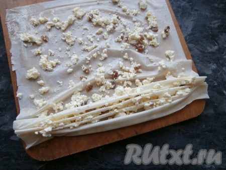 Тесто сложить двумя руками в виде гармошки.