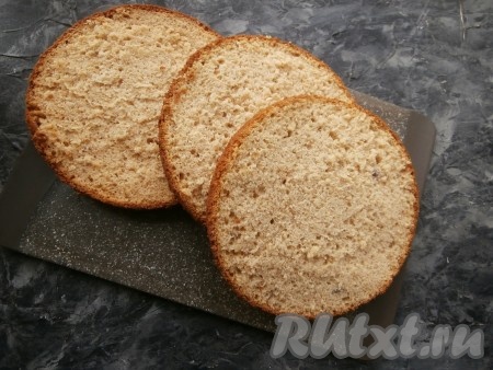 Дать бисквиту остыть в форме минут 7-10, после чего, проведя ножом по краям формы, извлечь его и остудить. Дать бисквиту отлежаться хотя бы 3-4 часа. Затем бисквит разрезать на 3 части (на 3 коржа), верхнюю шапочку срезать.