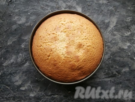 Выпекать бисквит в разогретой до 180 градусов духовке 45-55 минут. Готовность обязательно проверяйте сухой деревянной шпажкой, особенно в центре бисквита (если шпажка после прокалывания середины бисквита по-прежнему останется сухой, значит выпечка полностью готова, пора доставать её из духовки).