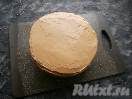 Собрать все пропитанные и промазанные части бисквита в торт, складывая их один на другой. Остатками крема выровнять верх и бока торта (часть крема у меня осталось, я убрала его в холодильник и использовала для украшения полностью готового торта). Измельчёнными орехами можно покрыть бока тортика снизу до середины, пока крем не застыл. Теперь отправить торт "Мужской идеал" в холодильник часа на 2, чтобы крем застыл.