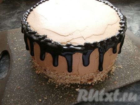 С помощью кулинарного мешка с обрезанным кончиком (или просто ложкой) нанести потёки глазурью по всей окружности верха холодного торта. Сразу же торт снова отправить в холодильник до застывания глазури.
