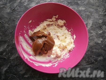 Для приготовления крема нужно заранее достать сливочное масло, чтобы оно при комнатной температуре стало мягким. Размягчённое до комнатной температуры сливочное масло взбить миксером до светлого состояния, продолжая взбивать, частями добавить варёную сгущёнку, взбить до однородности.