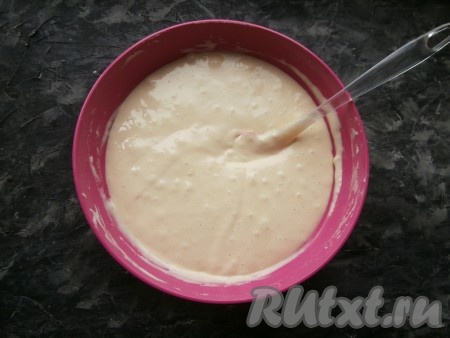 В итоге должно получиться воздушное, похожее на крем тесто.