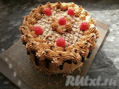 Кремом, который у меня оставался, я украсила торт фигурками с помощью насадки для кондитерского мешка. Сеточку сверху торта "Мужской идеал" я нанесла растопленным и немного охлаждённым шоколадом, посыпала сверху измельчёнными орехами. Также украсила я торт мармеладом "Малинка" и золотой кондитерской посыпкой. Если крем не останется, торт просто можно украсить натёртым шоколадом, конфетами, печеньем и всеми сладостями, которые у вас есть.