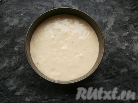 Дно разъёмной формы диаметром 20 см застелить пергаментом и вылить тесто, разровнять его.