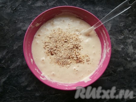 Добавить в тесто измельчённые орехи, перемешать лопаткой.