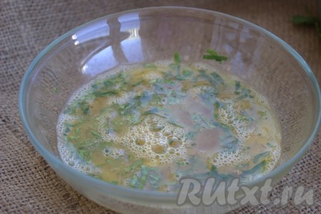 При помощи вилки взбить яйца до однородности в пышную массу.