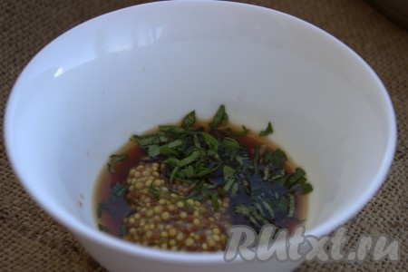 Для приготовления заправки в тарелке соединить соевый соус, оливковое масло, добавить горчицу в зёрнах, сахар, очищенный и пропущенный через пресс чеснок (я использовала сушёный чеснок) и нарезанную мелко петрушку. По желанию, можно положить бальзамический уксус и любимые специи. Хорошо перемешать заправку.