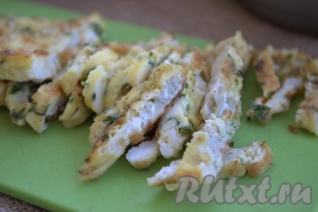 Дать блинчику остыть и нарезать на небольшие брусочки.