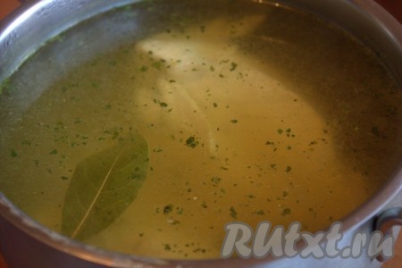 Куриное филе промыть, поместить в кастрюлю с кипящей водой, ещё раз дать закипеть воде, снять пену, посолить, приправить по вкусу (я использовала универсальную овощную приправу), добавить лавровый лист, а после этого варить на минимальном огне минут 20-25 (до готовности).