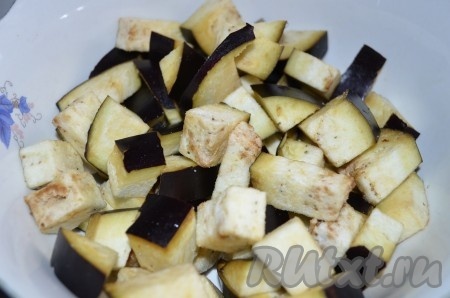 Баклажан вымыть, порезать кубиками, посолить, дать постоять 30 минут. Затем промыть холодной водой, просушить на бумажном полотенце.