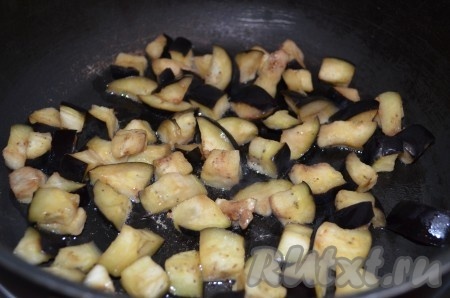 Обжарить баклажаны на оливковом масле.

