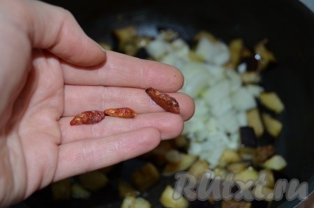 Перец чили раскрошить, добавить в сковороду одновременно с луком и чесноком. Количество чили регулируйте на свой вкус, но суп должен быть острым.