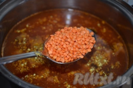 Залить овощи бульоном, довести до кипения, засыпать чечевицу, добавить специи и соль по вкусу. Варить 20 минут до готовности чечевицы.
