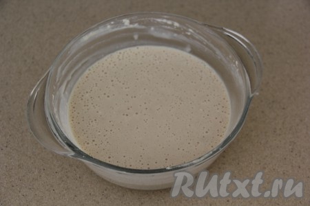 Прежде всего нужно сделать опару, для этого в достаточно большую миску нужно влить молоко, предварительно подогретое на плите (или в микроволновке) до 40 градусов, добавить сухие дрожжи и сахар, перемешать, после этого всыпать муку, перемешать венчиком и оставить на 30 минут. По прошествии времени опара должна хорошо подняться.