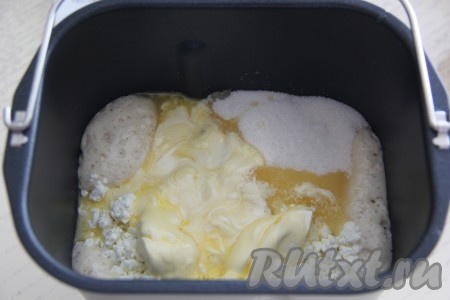 Добавить размягчённое масло и творог.