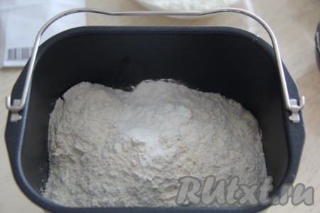 Всыпать муку и разрыхлитель.