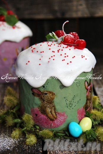 Покрыть глазурью куличи и украсить, по желанию, посыпкой или меренгой. Вот такие красивые, воздушные и очень вкусные пасхальные творожные куличи получились на сухих дрожжах.