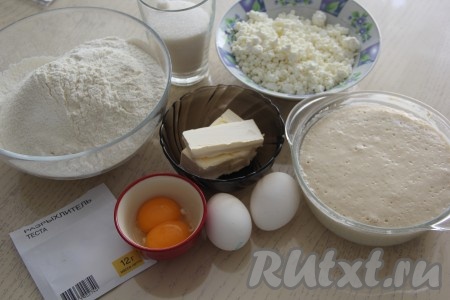 Подготовить продукты для замешивания теста для кулича. Яйца и желтки должны быть комнатной температуры. Масло нужно достать заранее, чтобы оно стало мягким, согревшись при комнаной температуре. После того как опара хорошо поднимется, можно приступать к замешиванию теста руками или в хлебопечке.