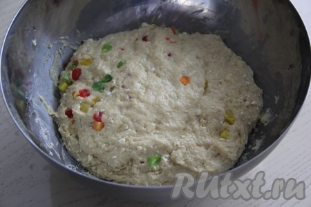 Вмешать цукаты в тесто. Оставить дрожжевое тесто подходить, накрыв полотенцем (или плёнкой), ещё на 45 минут.