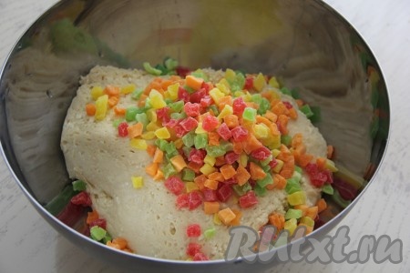 Переложить поднявшееся тесто в глубокую миску и добавить цукаты (или изюм).