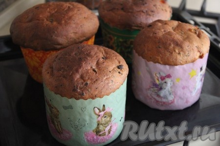 Выпекать куличи с творогом и сухими дрожжами в разогретой духовке минут 35-40 при температуре 200 градусов. Чтобы проверить готовность, проколите кулич сухой лучинкой (если выпечка готова, лучина останется сухой, на ней совсем не будет следов теста).